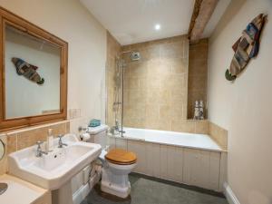 a bathroom with a sink and a toilet and a tub at 8 Bed in Llanigon oc-bn241 in Llanigon +33 photos