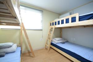 Ένα ή περισσότερα κρεβάτια σε δωμάτιο στο Sunnyhill Hostel Hongdae