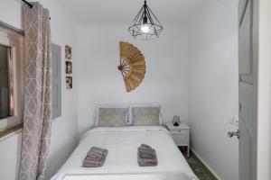 a bedroom with a bed and a mirror on the wall at Casa do Balcão in Meda