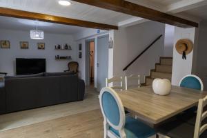 a living room with a table and a couch at Casa do Balcão in Meda