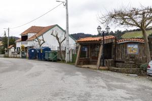 a street with two small houses on the side of the road at Casa do Balcão in Meda
