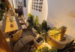 an overhead view of a room with plants and tables at JINGJING·YUNXI·WEITANG HOTEL in Zhangjiajie