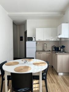 a kitchen with a table and chairs in a room at Easy Bergamo Apartment in Bergamo
