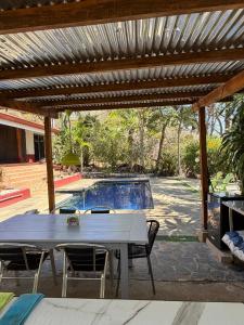 a patio with a table and chairs and a pool at Casa Avi Fauna Nature Guesthouse Y Casa AlmaCalma in Ocotal