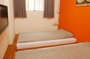 Postel nebo postele na pokoji v ubytování Knock Knock Hostel