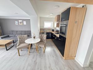 eine Küche und ein Wohnzimmer mit Tisch und Stühlen in der Unterkunft Appartment Frieda in Raduhn