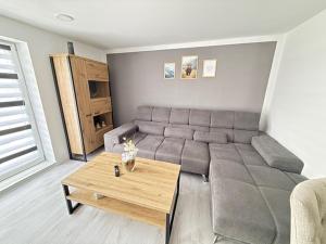 ein Wohnzimmer mit einer großen Couch und einem Couchtisch in der Unterkunft Appartment Frieda in Raduhn
