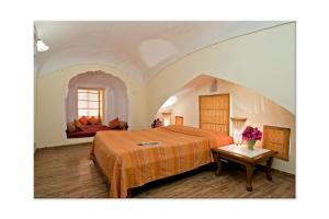 Postel nebo postele na pokoji v ubytování Hotel Castle Mandawa