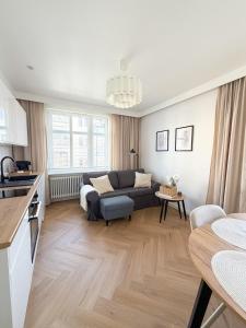a living room with a couch and a table at Jaśminowy Apartament in Sławno