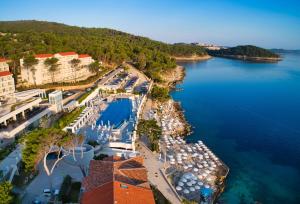an aerial view of a resort next to the water at La porta sul Mare - Apartment Punta in Veli Lošinj