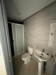 a bathroom with a toilet and a sink at Apparemment BAHRA in Taza