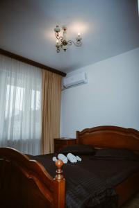 ein Schlafzimmer mit einem Bett und einem Kronleuchter in der Unterkunft COM Home Tarnaveni - Free Parking - 24h Self check-in in Tîrnăveni