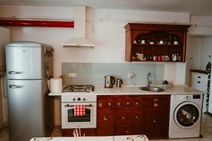 eine Küche mit Kühlschrank, Herd und Spüle in der Unterkunft COM Home Tarnaveni - Free Parking - 24h Self check-in in Tîrnăveni