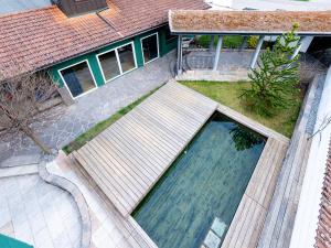 an overhead view of a swimming pool in front of a house at DORMERO Hotel Aalen in Aalen