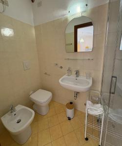 a bathroom with a sink and a toilet and a mirror at Geoglobe Chambre d'Hòtes in Pisa +51 photos