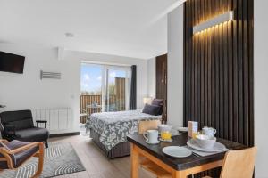 a hotel room with a bed and a table and chairs at 1 Bed in Minsterley oc-s38642 in Minsterley
