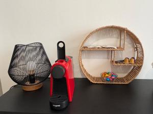 a black table with a red scissors and a basket at Gîte de Linéa Centre de Loches in Loches