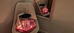 a bathroom with a pink blender and a mirror at Île Dumet - Appt T2 cocooning - 2 à 4 pers. - Piscine & Spa in La Turballe