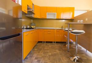 Кухня или мини-кухня в Valdemara Residence Hostel
