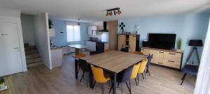 a kitchen and dining room with a table and chairs at Île d'Houat - Maison 5ch - 7 à 14 pers. - Piscine & S in La Turballe