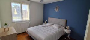 a blue bedroom with a bed and a blue wall at Île d'Houat - Maison 5ch - 7 à 14 pers. - Piscine & S in La Turballe +58 photos