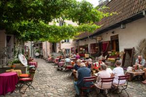 un grupo de personas sentadas en mesas en un callejón en Villa Hortensia, en Tallin