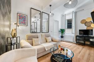 a living room with a couch and a tv at Sky Lodge - Vieux Nice in Nice