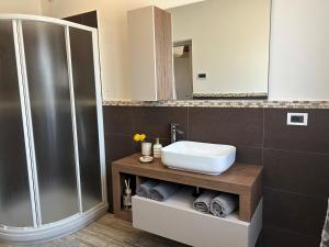 a bathroom with a sink and a shower at B&B Il Sentiero in Noale