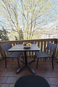 a table with a bowl of fruit on a balcony at City Apartment in ruhiger Lage mit Balkon Siegen Parkplatz WLAN Autobahn in Siegen