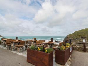 a restaurant with a view of the ocean at Smugglers Cottage in Tintagel