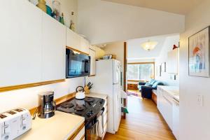 a kitchen with a stove and a refrigerator at Charming oceanfront cottage with WiFi & easy beach access in Cannon Beach