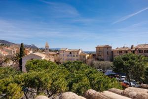 a view of a city with buildings and trees at Apt Le Frene in Tourrettes-sur-Loup