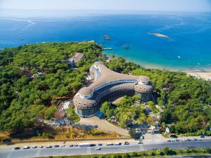 une vue de tête sur un bâtiment situé sur une colline à côté de l'océan dans l'établissement Wome Deluxe Hotel - Halal All Inclusive, à Avsallar