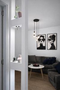 ein Wohnzimmer mit Sofa und Tisch in der Unterkunft NeraHome in Banja Luka