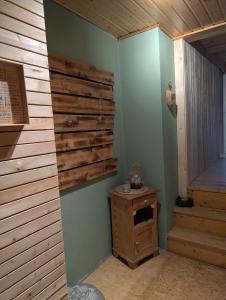 eine Zimmerecke mit einer Holzwand und einer Treppe in der Unterkunft FeWo Opolt mit Sauna in Medebach