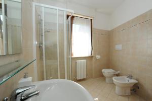 Koupelna v ubytování Residence Sole del Conero