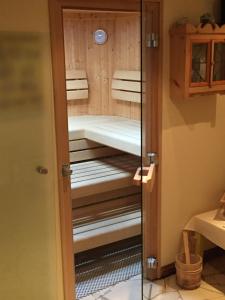 einen Schrank mit einer Glastür und einem Schrank mit Matratzen in der Unterkunft Ferienwohnungen Ellmer in Flachau