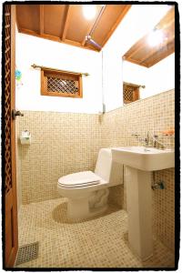 uma casa de banho com um WC e um lavatório em Dowon Guesthouse em Jeonju