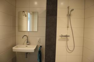 een badkamer met een wastafel en een douche bij Klein-Amerika in Groesbeek