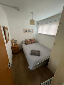 a small bedroom with a bed and a window at Cromer Coastal Retreat Kings Chalet Park in Cromer
