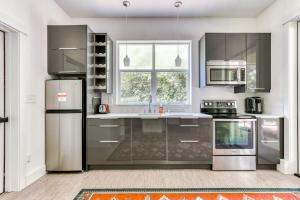 a kitchen with stainless steel appliances and a window at Dog-friendly studio with river view patio grill & shared W&D in Stevenson