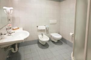 Koupelna v ubytování Hotel Gallia + 31 fotografií