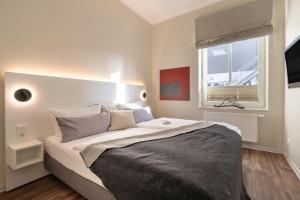 a bedroom with a large bed and a window at Rodehuus Wohnung 2 in Borkum +3 photos