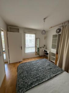 a bedroom with a bed and a desk in it at Appartement T2 à Chelles - Paris, CDG & Disneyland à proximité, parking privé in Chelles