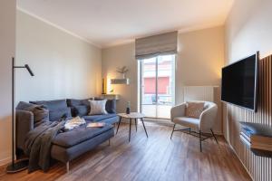 a living room with a couch and a tv at Rodehuus Wohnung 10 in Borkum