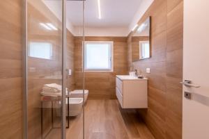 a bathroom with a toilet and a glass shower at Serraglia Guest House in San Trovaso