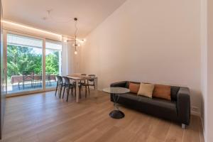 a living room with a couch and a table at Serraglia Guest House in San Trovaso