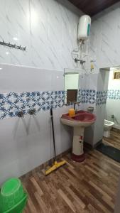 a bathroom with a red sink and a mirror at Sakchi Gopal Ashram in Vrindāvan