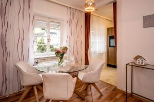 a dining room with a glass table and chairs at Frankfurter Haus in Zell an der Mosel
