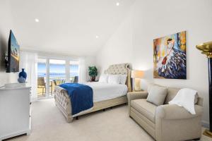 a bedroom with a bed and a couch and a chair at Buena Vida 22 - A in Navarre +44 photos